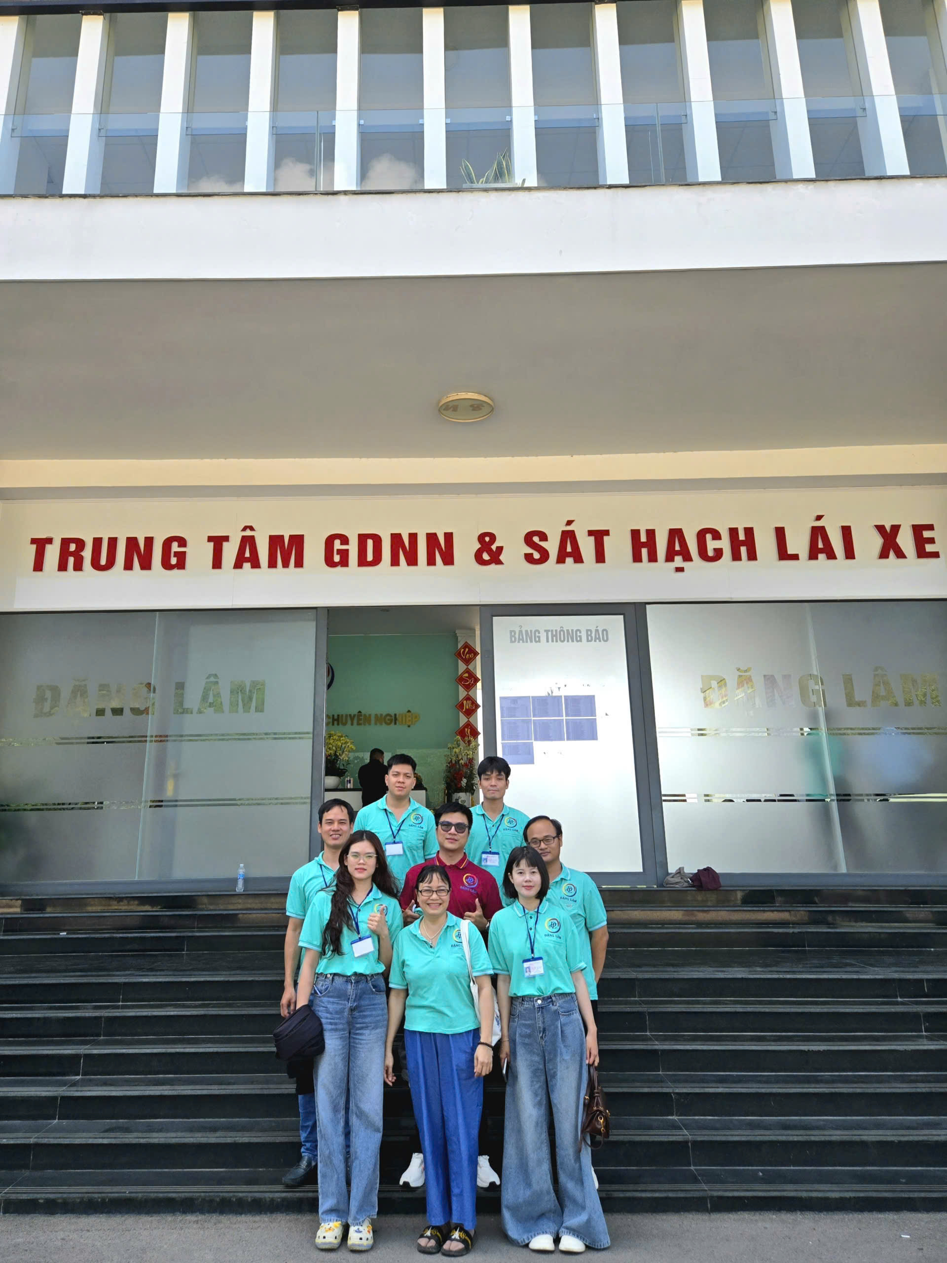 Thầy Nghĩa cùng học viên